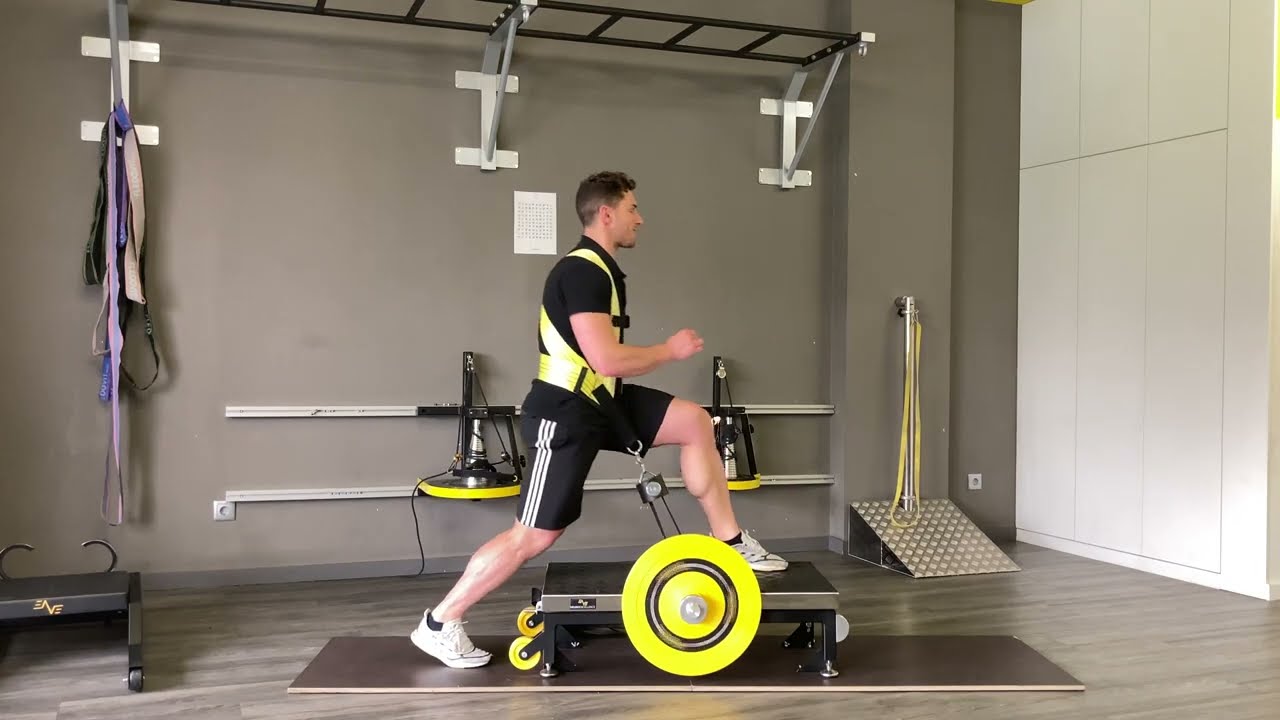 Acceleration Squat - Frontal lunge with foot in high plan (left) alternative