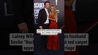 Celebrity Lainey Wilson kisses husband Devlin “Duck” Hodges in first red carpet appearance after marriage Net Worth