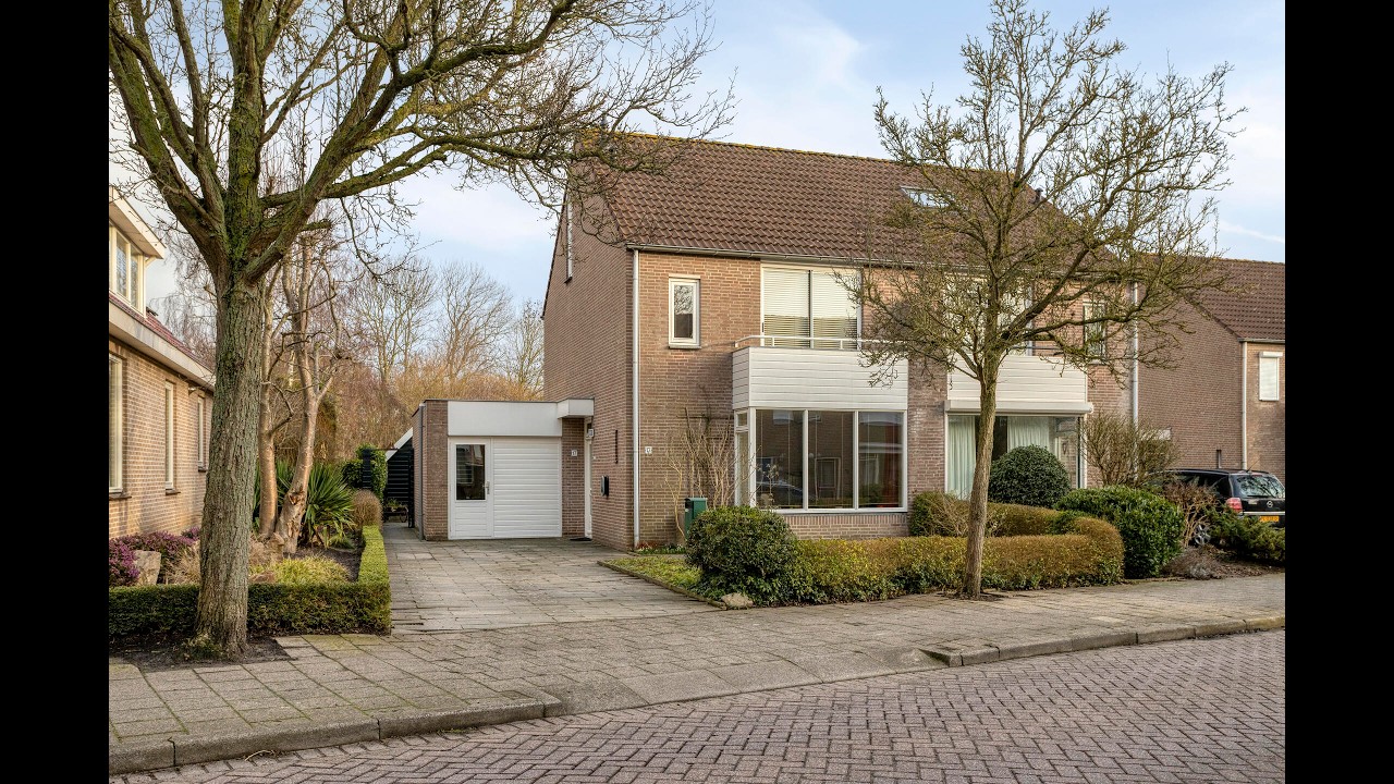 Vrij gelegen, ruime 2-onder-1-kapwoning met garage, serre en zonnige tuin op het zuidoosten!