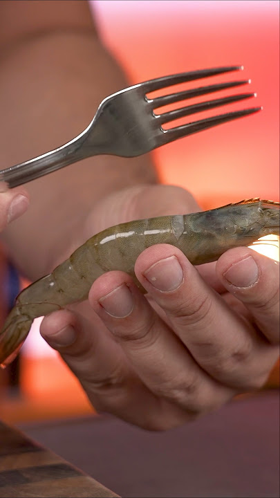Clean a shrimp with the shell still on!