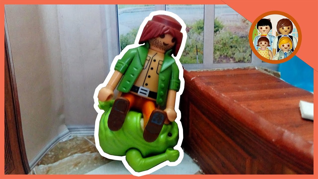 شبح في عيادة الدكتور 👽 😱  _ يوميات عائلة احمد و زينة _ play mobil