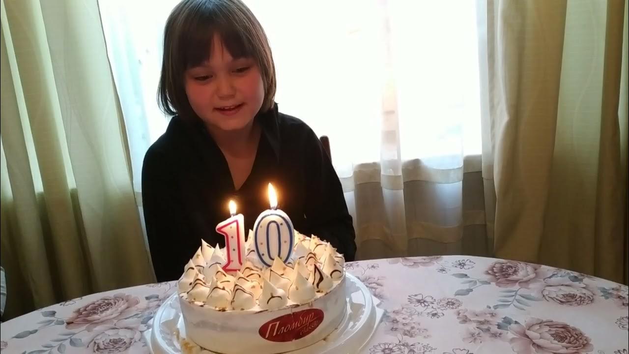 Отмечает круглую дату. Празднуем круглую дату.