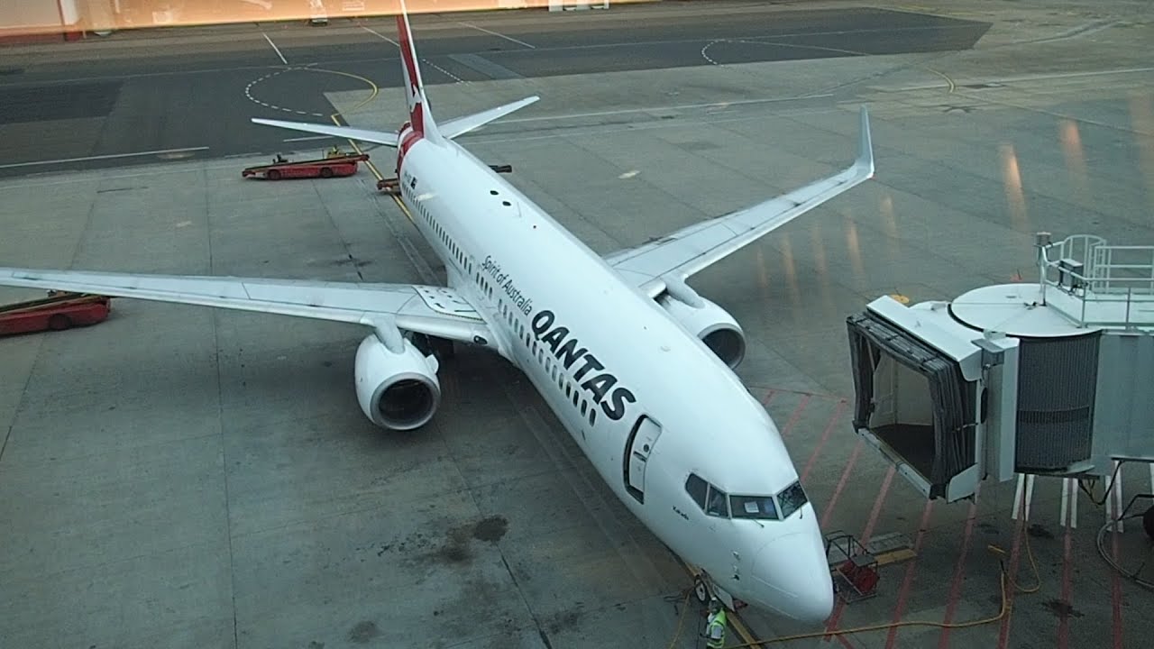 Flight Review Qantas Sydney to Gold Coast B737-800 - YouTube