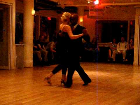 Helen La Vikinga & Batt Johnson, Campo afuera