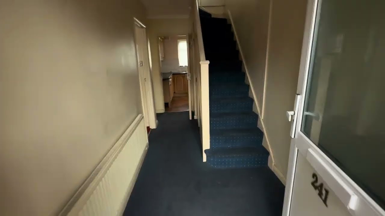 BEING SOLD WITH NO UPPER CHAIN