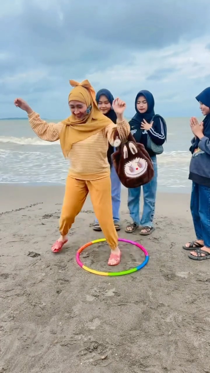 JALAN JALAN KEPANTAI PAKAI HULAHOP