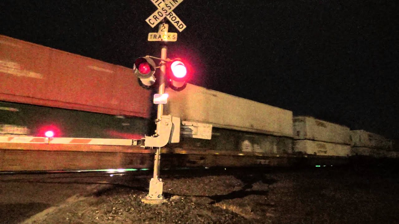 CEFX 120 EMD SD90MAC trails the NS 233 - YouTube