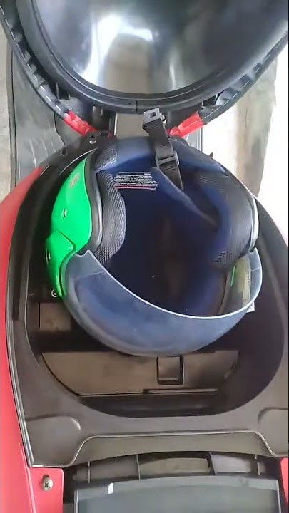 Helm ojek online masuk ke bagasi Yamaha Lexi