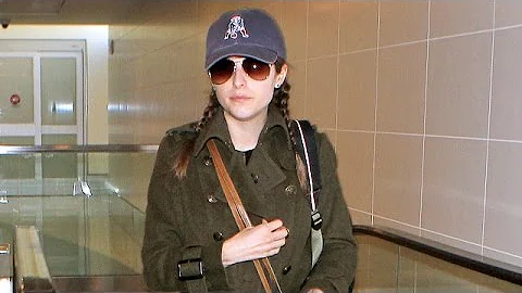 Anna Kendrick Unrecognizable At LAX Wearing Patrio...