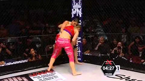XFC na RedeTV!: Sofia Bagherdai massacra Sarah Mal...