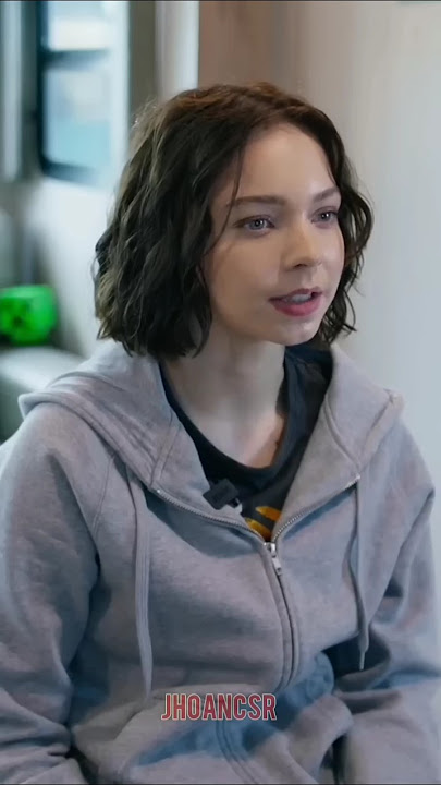 Emma Myers playing Minecraft on the set server