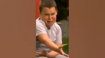 ولد يبكي بكاء مضحك 