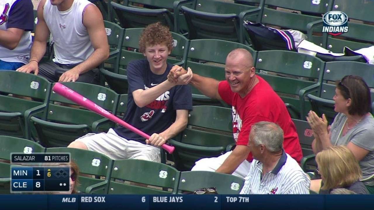 MIN@CLE: Fan gets souvenir after Santana loses bat