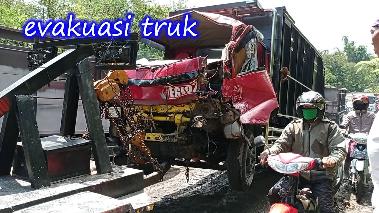 evakuasi truk kecelakaan di tambang merapi