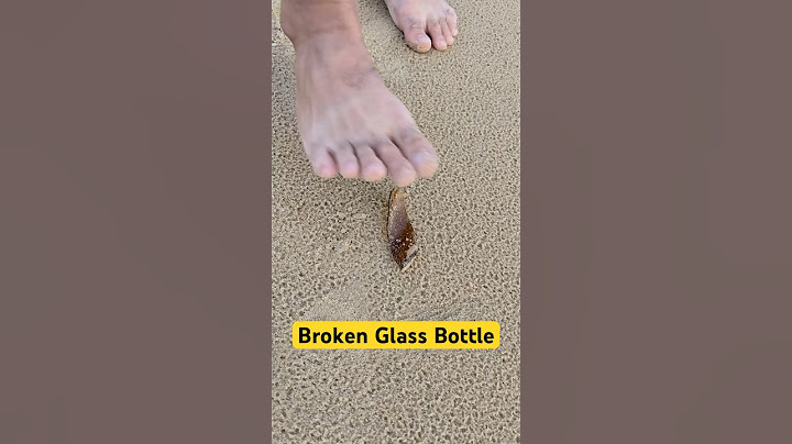 ระวังเศษแก้วบนชายหาด | Beware Broken Glass Bottle On Beach #shorts #brokenglass #เตือนภัย #ละครสั้น