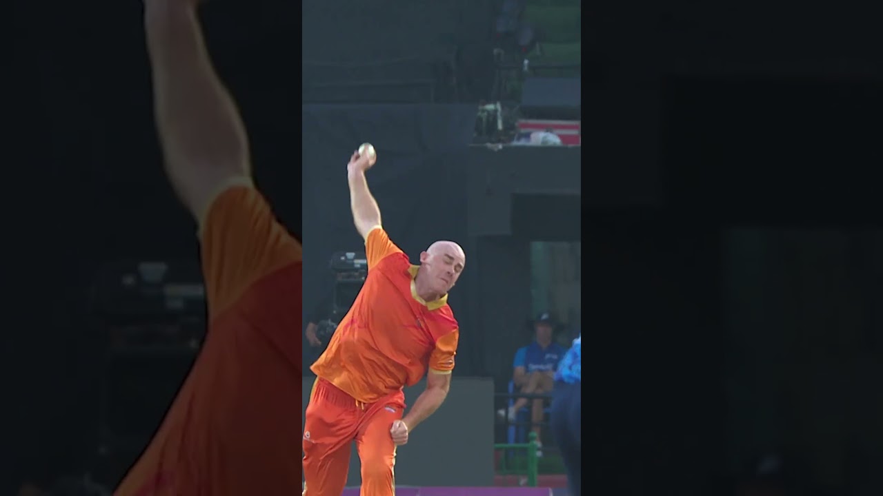 Suranga Lakmal’s b̶a̶t̶ magic wand does the trick 🪄(via @LLCT20) | #LLCT20 | #LLCOnStar