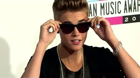 Why Justin Bieber Was 2 Hours Late To His London Concert - Splash News | Splash News TV