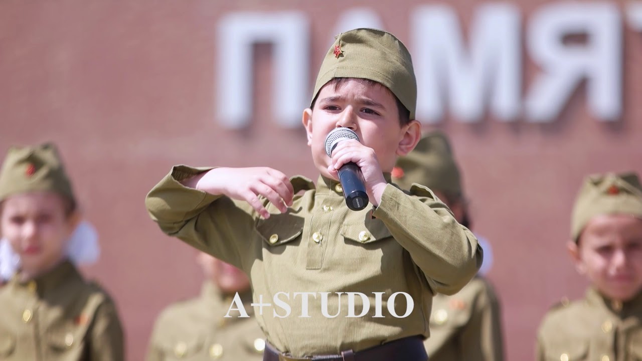 песня вставай огромная поет мальчик. священная война поет 4-х летний. 4-х летний мальчик поет священная война. мальчик поет страна огромная. песня вставай огромная поет мальчик.