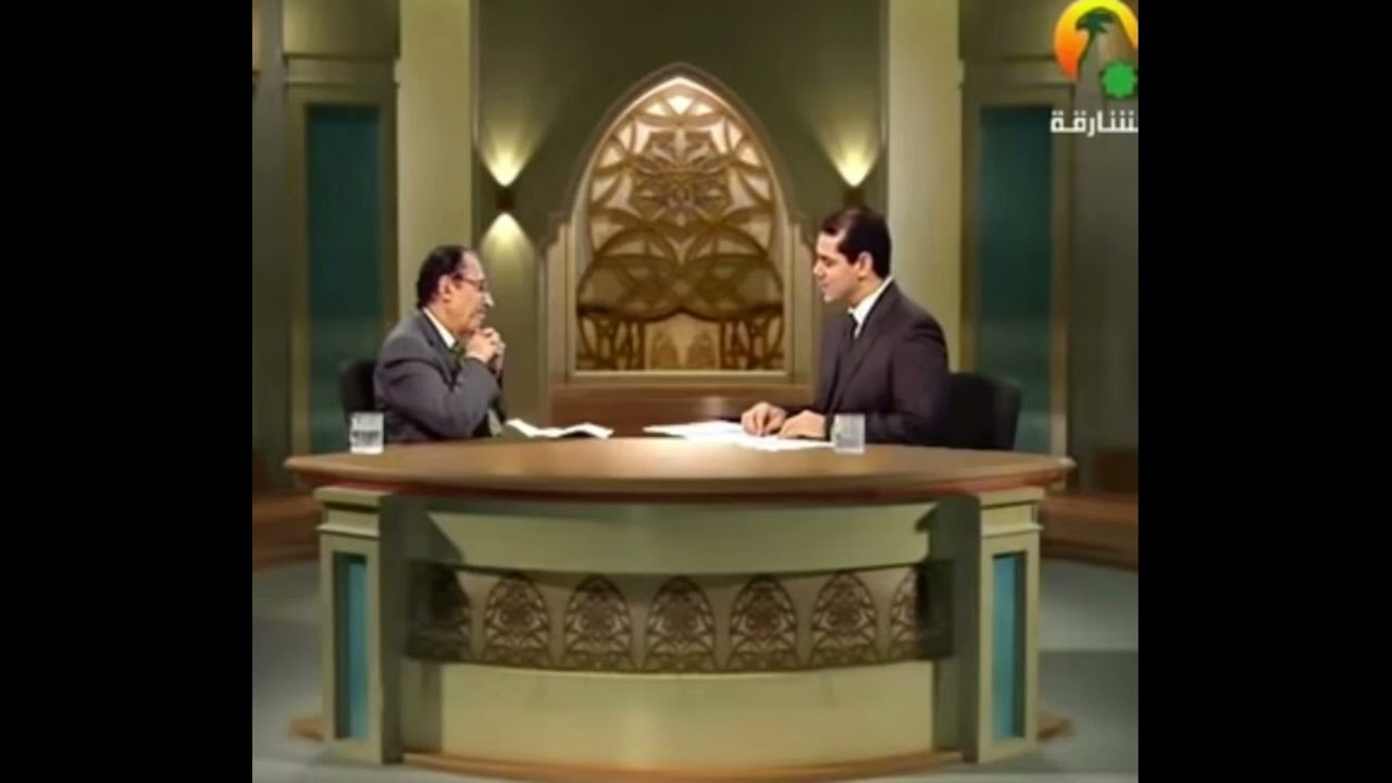 وَلْيَضْرِبْنَ بِخُمُرِهِنَّ عَلَىٰ جُيُوبِهِنَّ ۖ