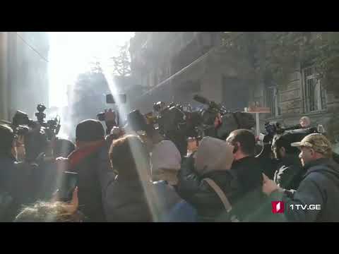 აქციის მონაწილეებმა დეპუტატი გია ჟორჟოლიანი პარლამენტში არ შეუშვეს