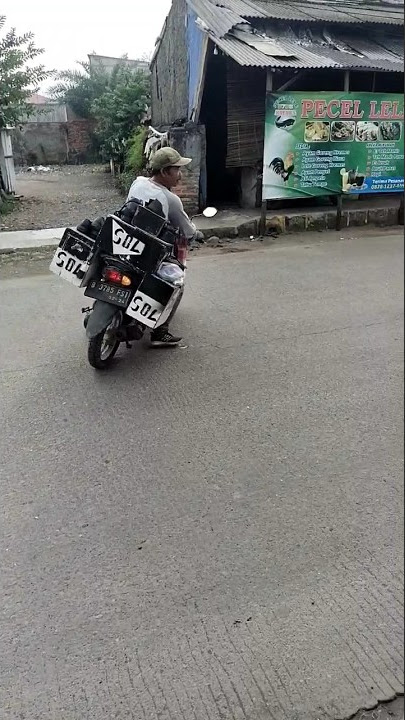 DEMI SANG PUJAAN HATI ,,BAPAK TUKANG SOL SEPATU KELILING MENENTENG BERAS..#solsepatu #