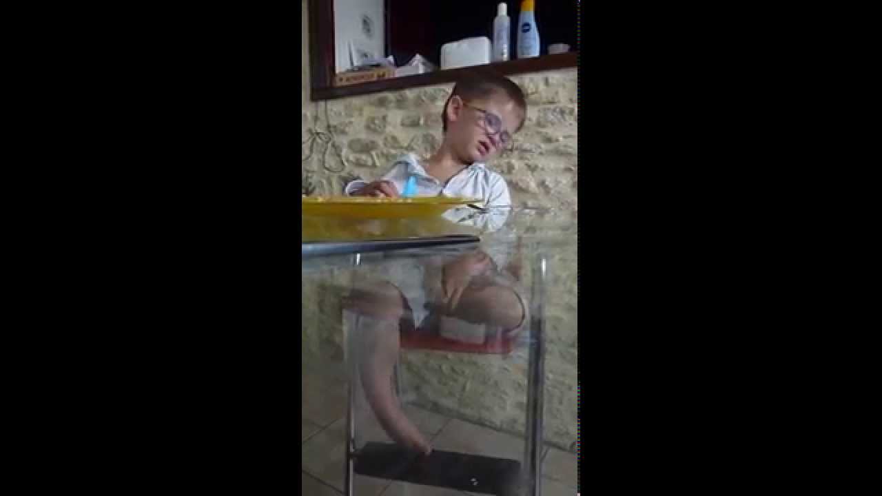 enfant s'endort en mangeant! - YouTube