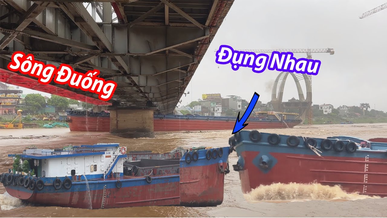 Sà Lan Đụng Nhau Ngay Cầu  - Nước Chảy Quá Xiết Máy Phịt Khói Đen Mà Không Qua Nổi Cầu