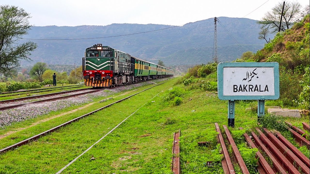 Observing Nature & Trains At Same Time | Breathtakingly Beautiful Station of Bakrala | Pak Railway