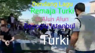 Dendang Lagu Remaja Turki di Alun Alun Beyoglu Istanbul Turki