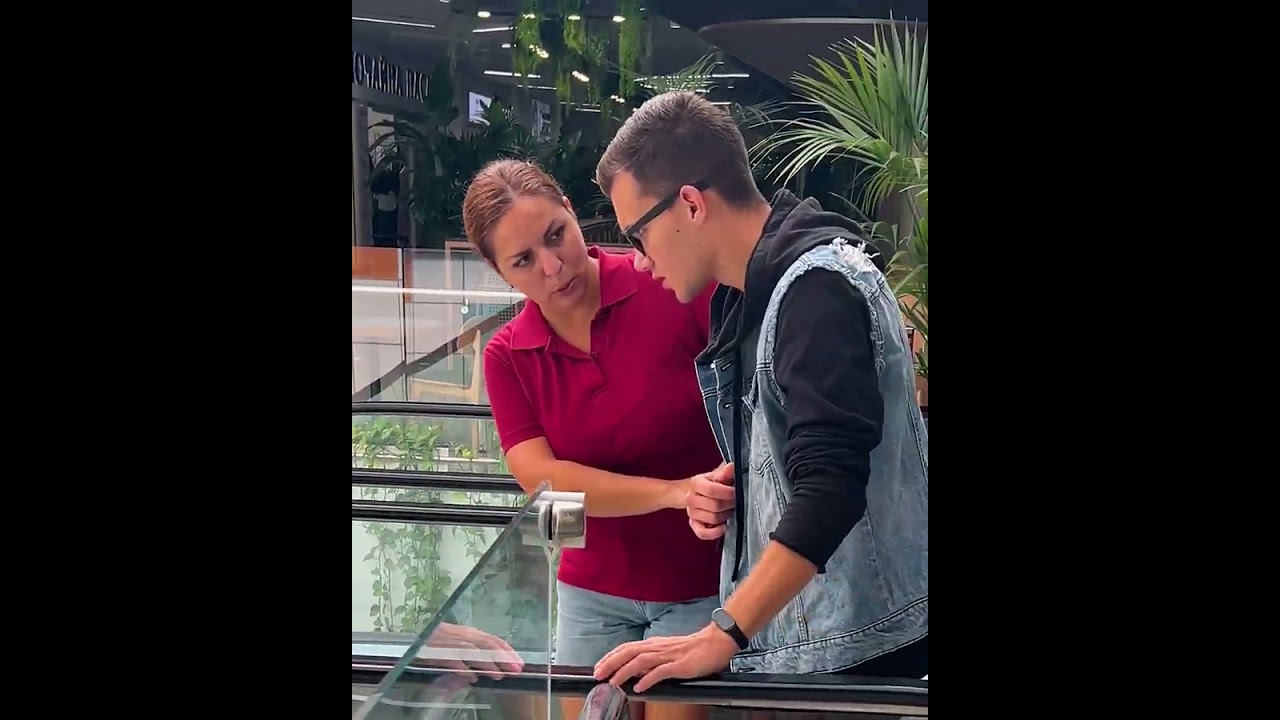 La buena señora salva a un hombre con miedo a bajar la escalera mecánica 