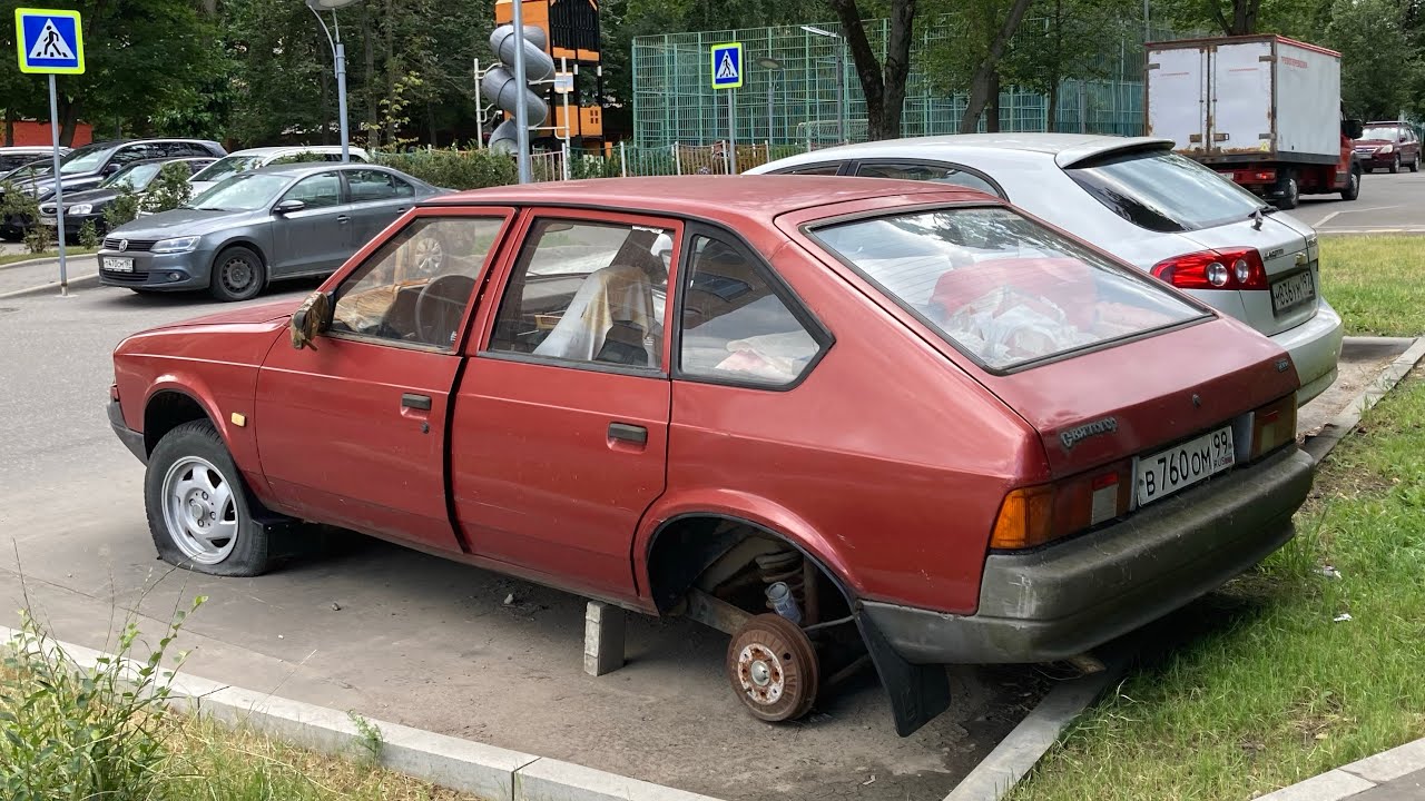 Заброшенный Москвич 2141 «Святогор» без задних колёс - YouTube