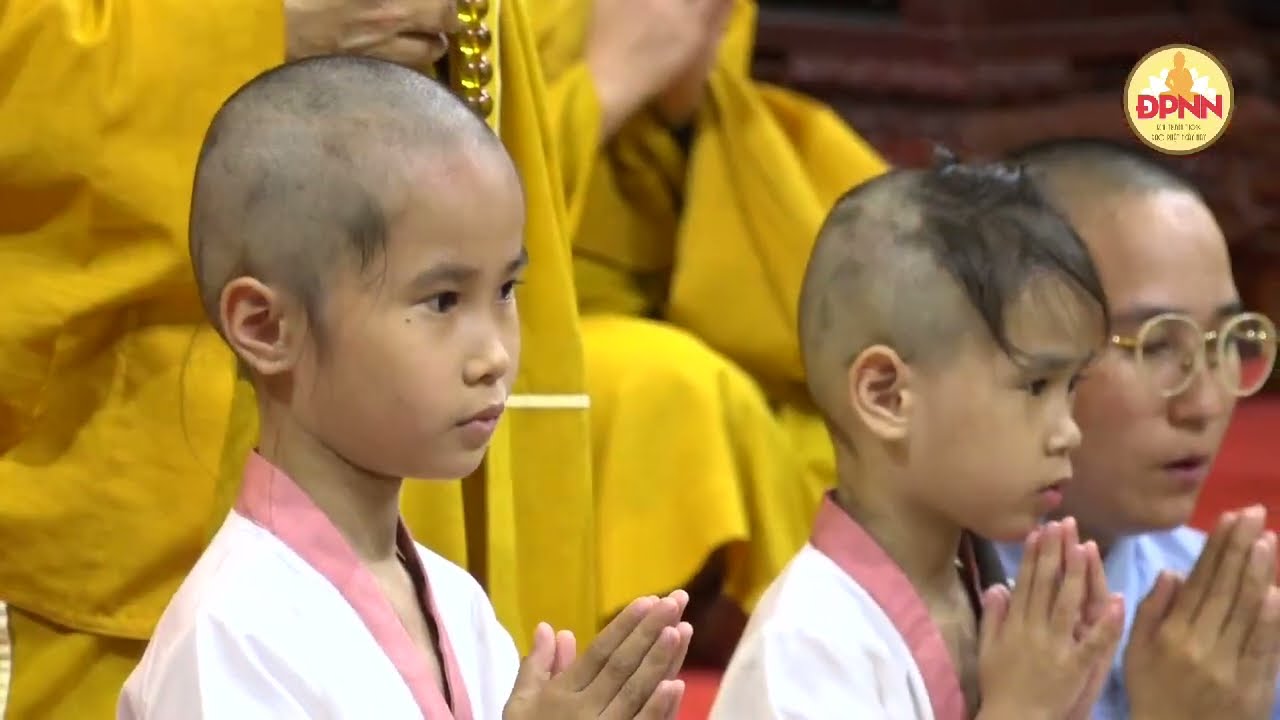 尼僧剃髪得度式55　nun headshave ceremony