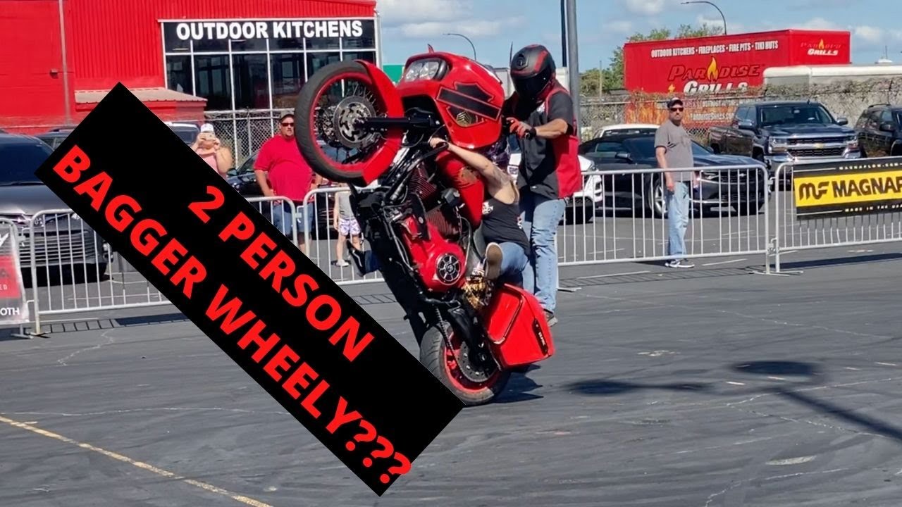 HARLEYDAVIDSON ROAD GLIDE DOES WHEELYS IN STUNT SHOW AT ORLANDO HARLEY