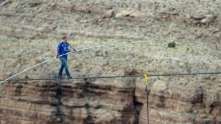 With Dramatic Pauses, Daredevil Crosses Grand Canyon on Steel Tightrope