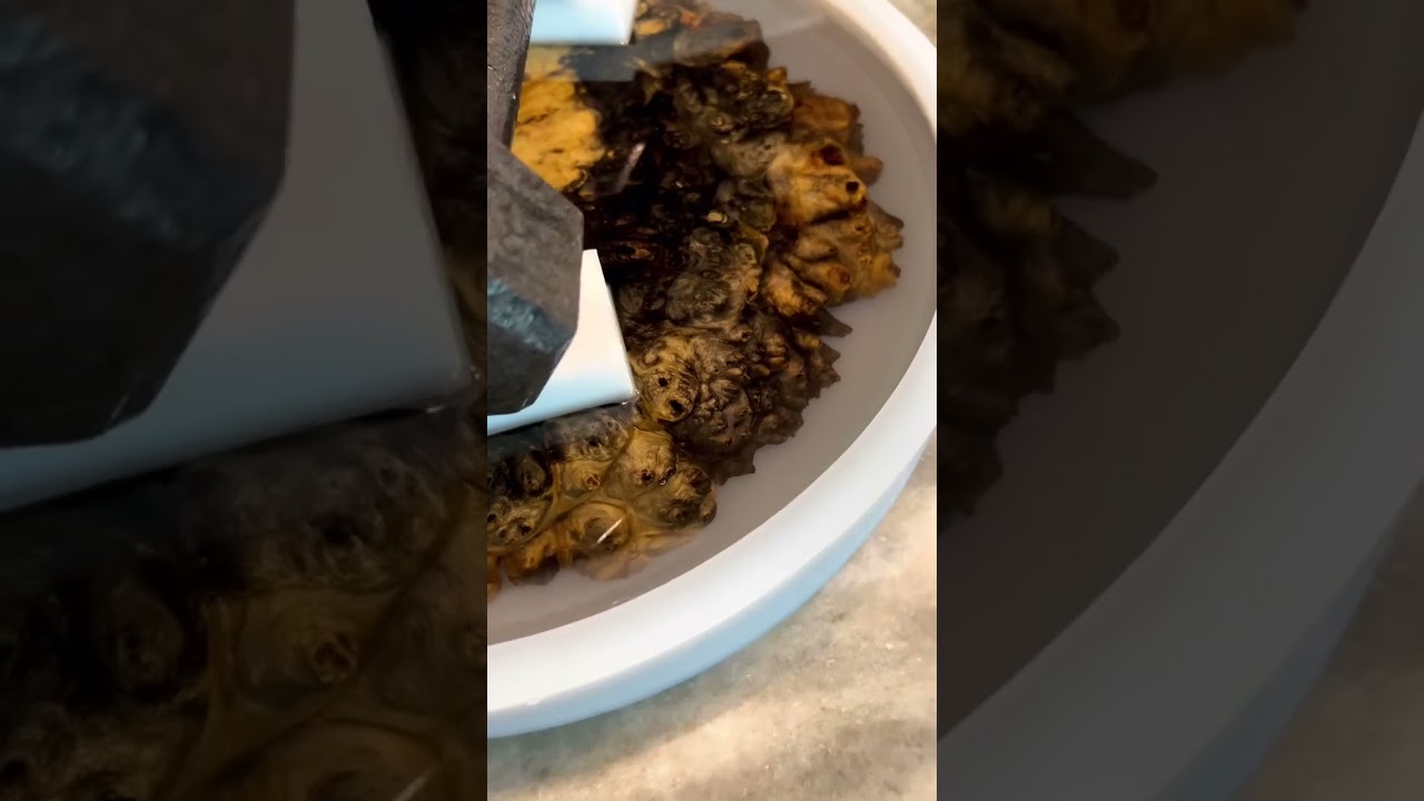 From @knot_plane_woodworx using our 12" round mold: That Buckeye Burl and smoke epoxy combo never