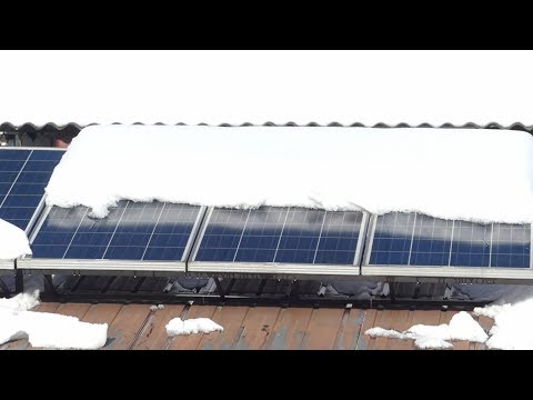 Чистим от снега солнечные батареи не царапая!