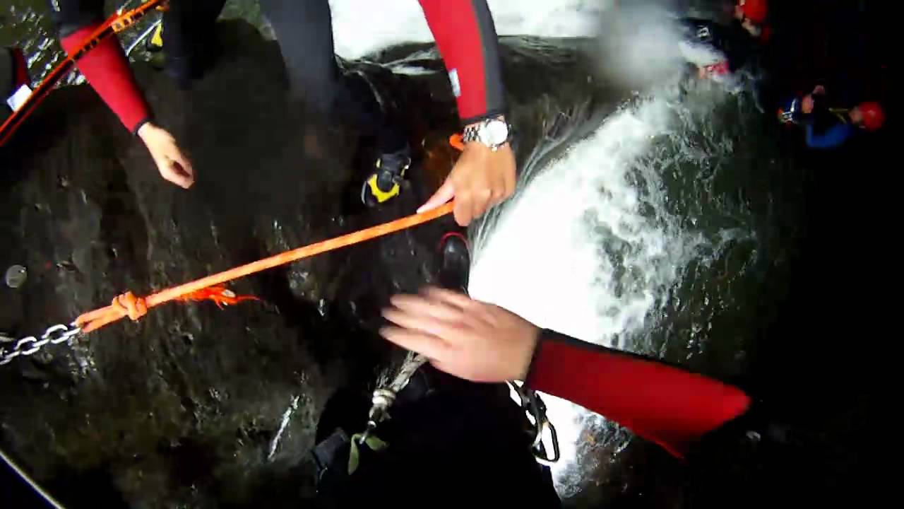 Canyoning Obere Auerklamm Ötztal am 29.07.2011 - 8m-Sprung (letzter Sprung der Tour)