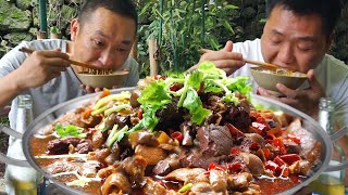 兩兄弟真會吃,肥腸跟豬血一鍋燉,新吃法很驚艷,滿嘴流油過癮! 【鐵鍋視頻】 兩兄弟真會吃,肥腸跟豬血一鍋燉,新吃法很驚艷,滿嘴流油過癮! 【鐵鍋視頻】