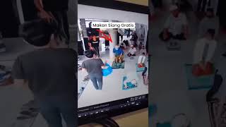 Momen Bapakbapak Ikut Rebutan Makan Siang Gratis Padahal Lagi Salat Netizen Gelenggeleng Kepala