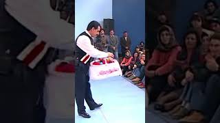 İbrahim Tatlıses Seyircilere Örgü Seti Dağıtıyor 😂 Resimi