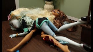Clawdeen Falls Down the Stairs (Monster High Stopmotion)