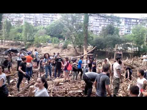 სტიქიის შედეგად დაზარალებულ მზიურს მოხალისეები აწესრიგებენ.