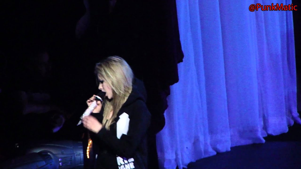 Avril Lavigne - Keep Holding On - Live São Paulo Brasil 28-07-2011 HD by @PunkMatic