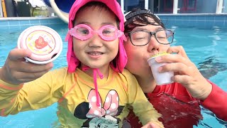 Toko Es Krim Boram Dan Ayah Bermain Di Kolam Renang