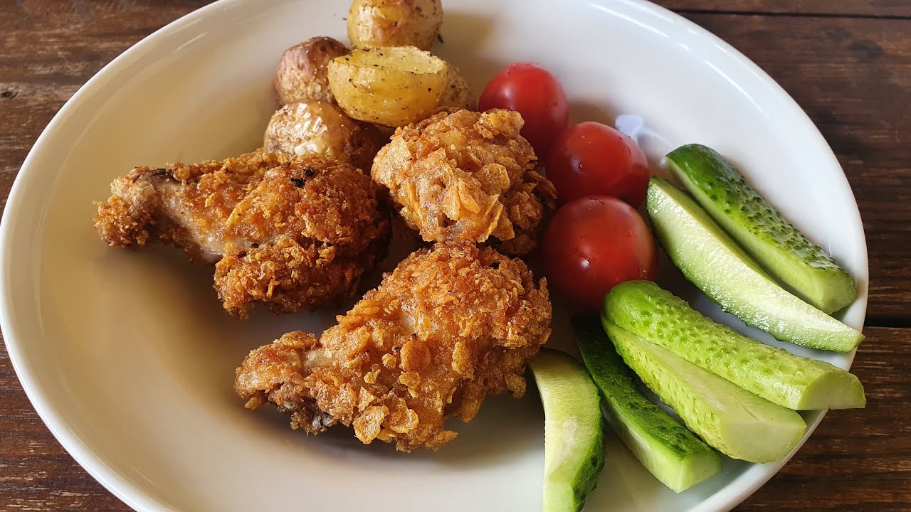 Traškūs vištienos peteliai kukurūzų dribsniuose  su šviežiomis bulvėmis kazane Kamado BONO grilyje