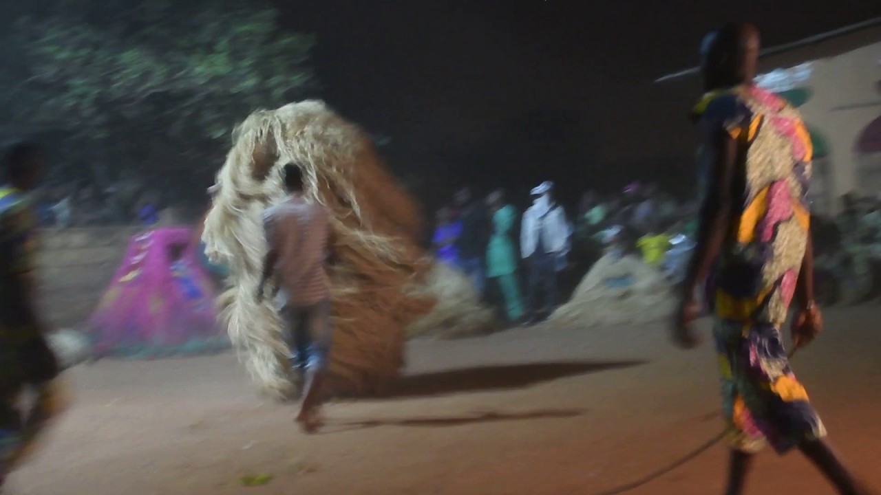 ベナン アボメイのブードゥー教マスク儀式1 Voodoo S Zangbeto Mask Dance1 Abomey Benin Youtube