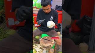 Lihatlah keahlian mengupas kelapa tradisional Thailand yang luar biasa ini😳