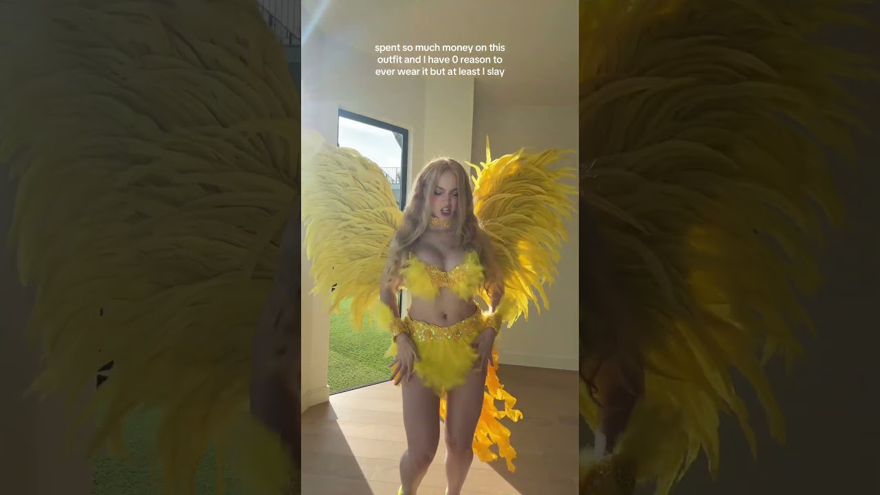 SO FEMININE 😝💅 #relatable #meme #trend #bird #costume #festival