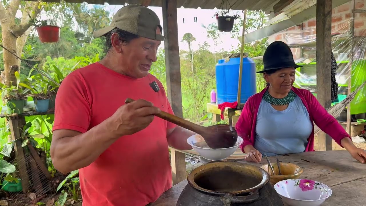 Cocinando sopa de carne en olla de barro queda deliciosa