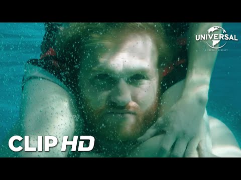 Clip - Algo ataca a Ray en la fiesta de la piscina